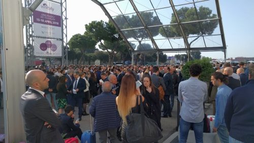 Vintitaly crowd 1